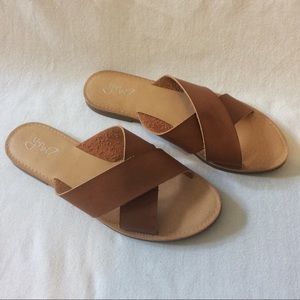 Cute criss-cross strap sandals - 9